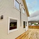 בית נופש Sandersstua 2, Luxury Family With Private Whirlpool In Stamsund *