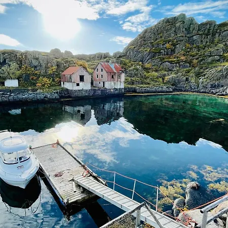 Sandersstua 2, Luxury Family With Private Whirlpool In Stamsund Holiday home Vestvagoy