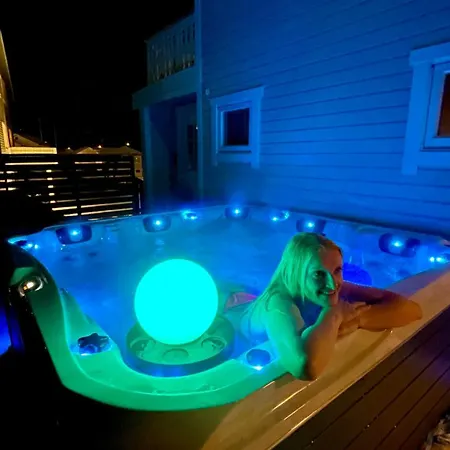 Dom wakacyjny Sandersstua 2, Luxury Family With Private Whirlpool In Stamsund Vestvagoy