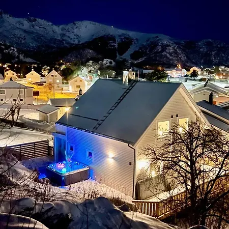 Sandersstua 2, Luxury Family With Private Whirlpool In Stamsund Hébergement de vacances