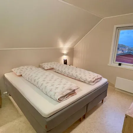 Dom wakacyjny Sandersstua 2, Luxury Family With Private Whirlpool In Stamsund
