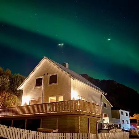 Sandersstua 2, Luxury Family With Private Whirlpool In Stamsund Hébergement de vacances *